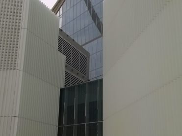 Connection between unitized facade and stick facade system entrance